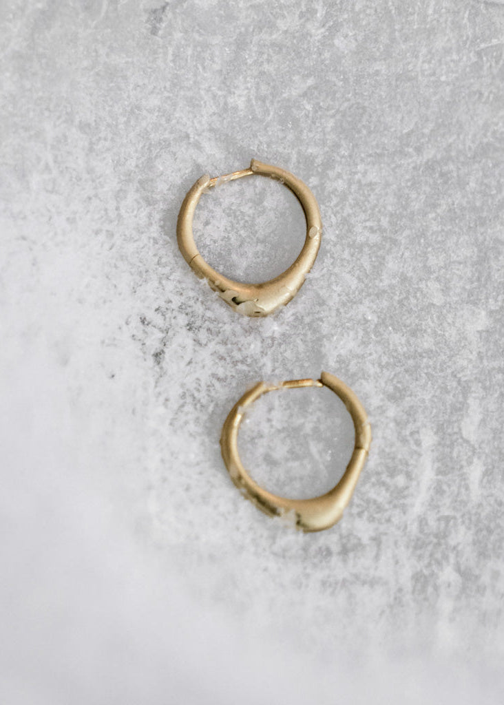 Goldene Creolen Aurelis Mobijou aus 18 Karat Vergoldung 925 Sterlingsilber Asymmetrisch