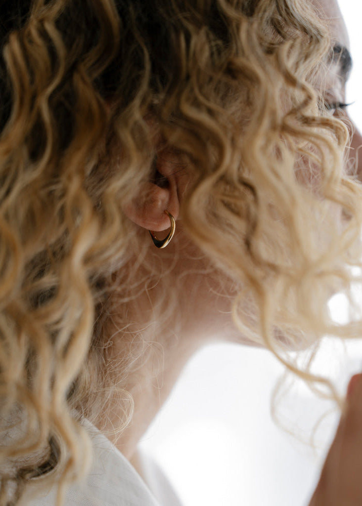 Goldene Creolen Aurelis Mobijou aus 18 Karat Vergoldung 925 Sterlingsilber Asymmetrisch