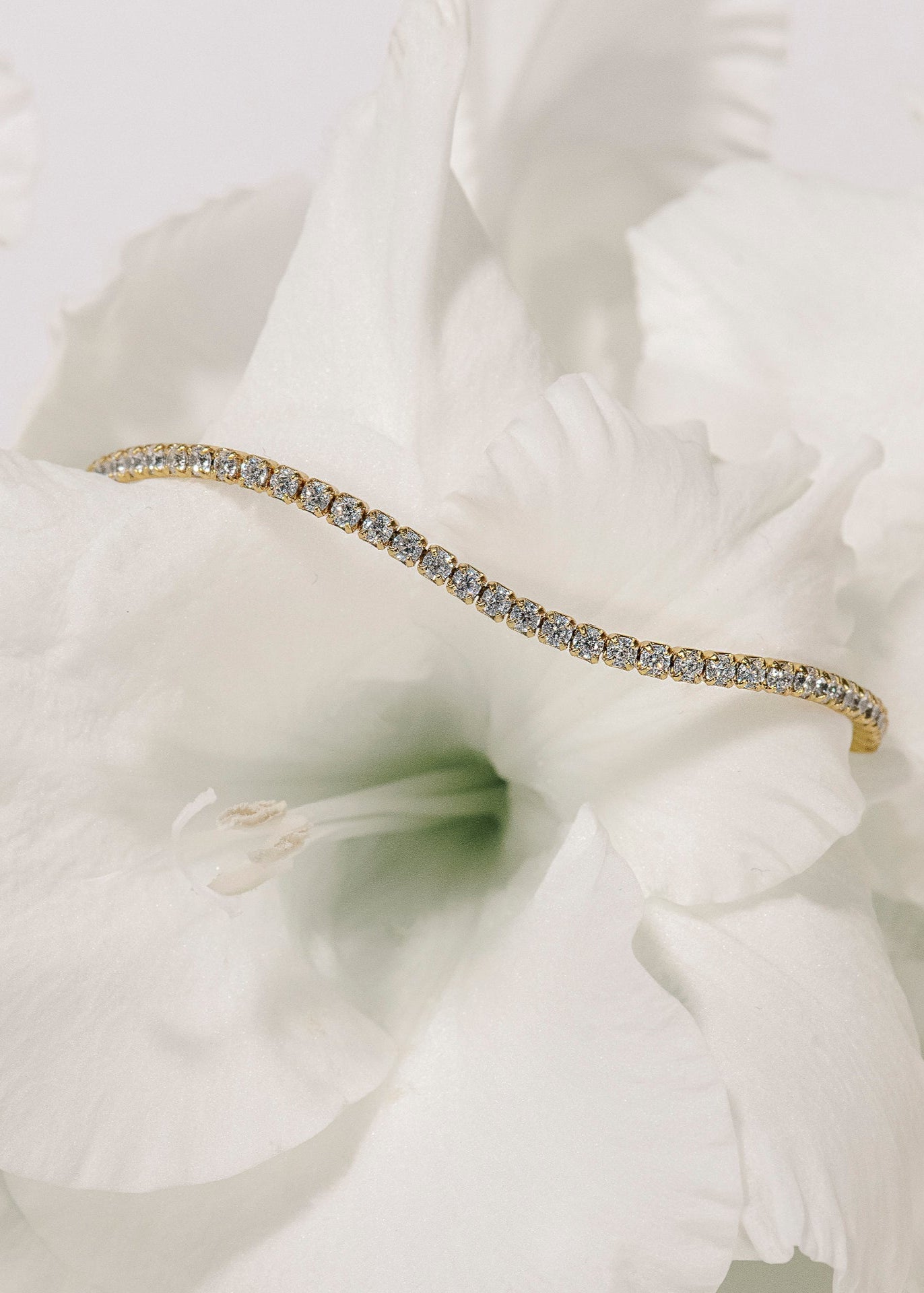 Steinen besetztes Armband Muse aus 18 Karat Vergoldung und 925 Sterlingsilber an einer Blume platziert von Mobijou.