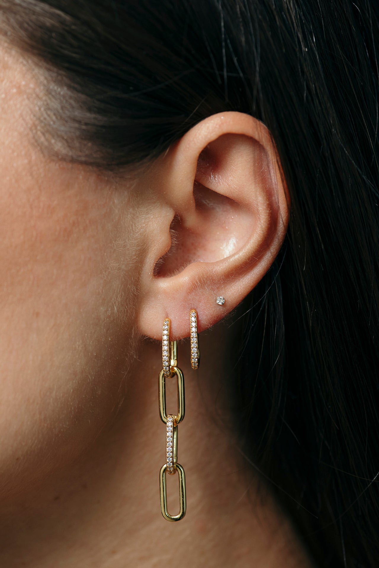 Tragebild nah am Ohr Creolen Seven aus 18 Karat Vergoldung und 925 Sterlingsilber.