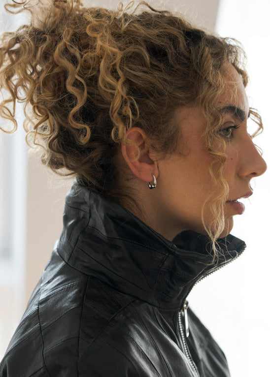 Asymmetrische Creolen Naia aus 925 rhodiniertem Sterlingsilber von Mobijou