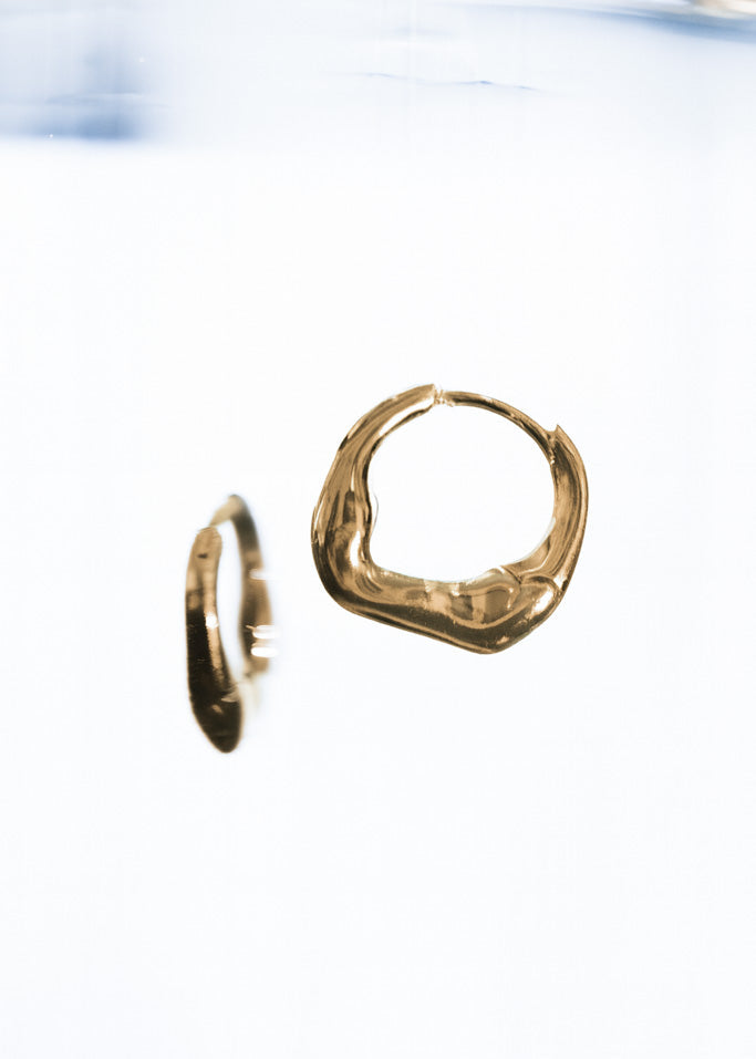 Goldene asymmetrische Creolen 18 Karat Vergoldet 25 Sterlingsilber