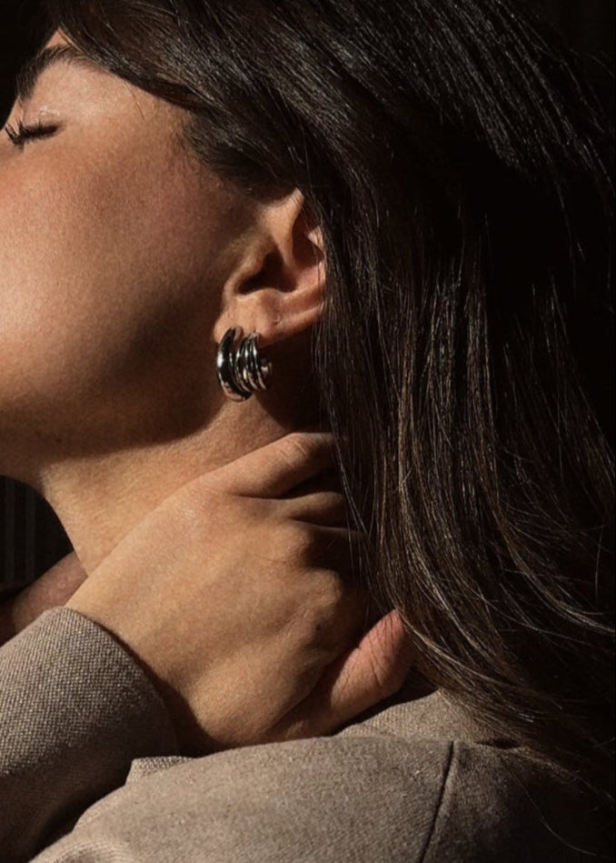 Tragebild der silbernen Pure Creolen und Shakti Creolen an einer Dame von Mobijou