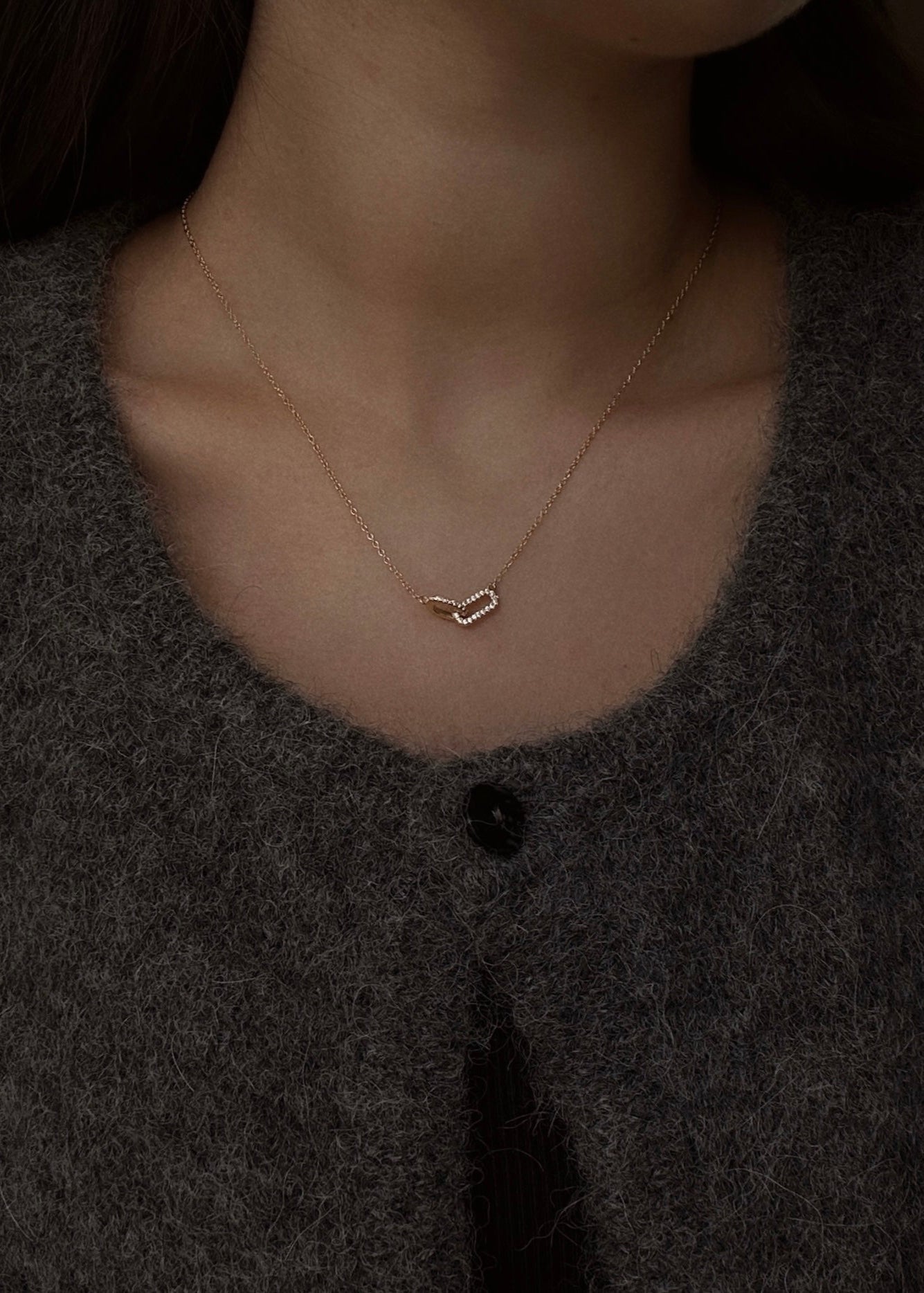 Tragebild einer hochwertigen Kette aus 18 Karat Vergoldung und 925 Sterlingsilber mit zwei ineinander verschlungenen Ovalen an einer Frau