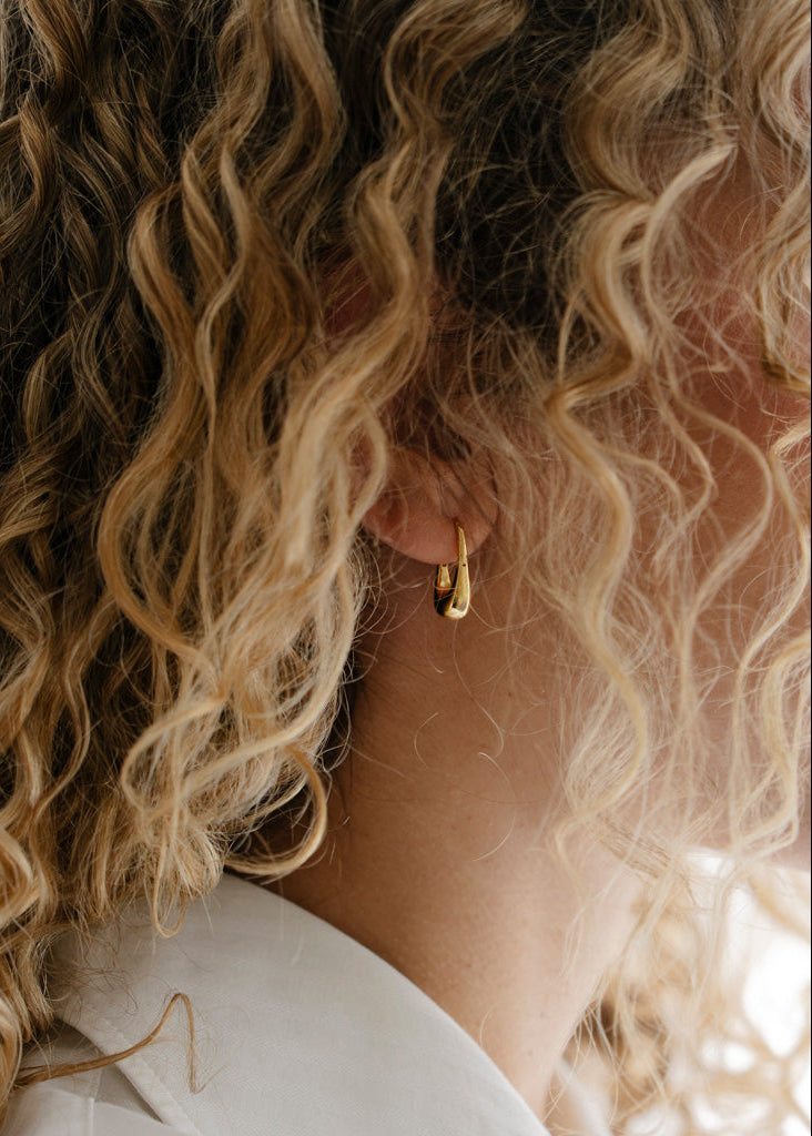 Tragebild von Luna, goldene Creolen in Tropfenform aus 18Karat Vergoldung 925 Sterlingsilber von mobijou