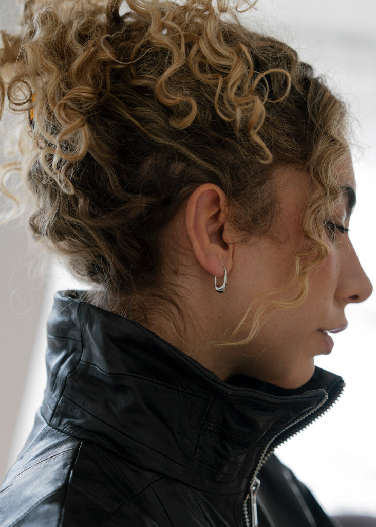 Tragebild Luna, silberne Creolen in Tropfenform aus 925 rhodiniertem Sterlingsilber von mobijou