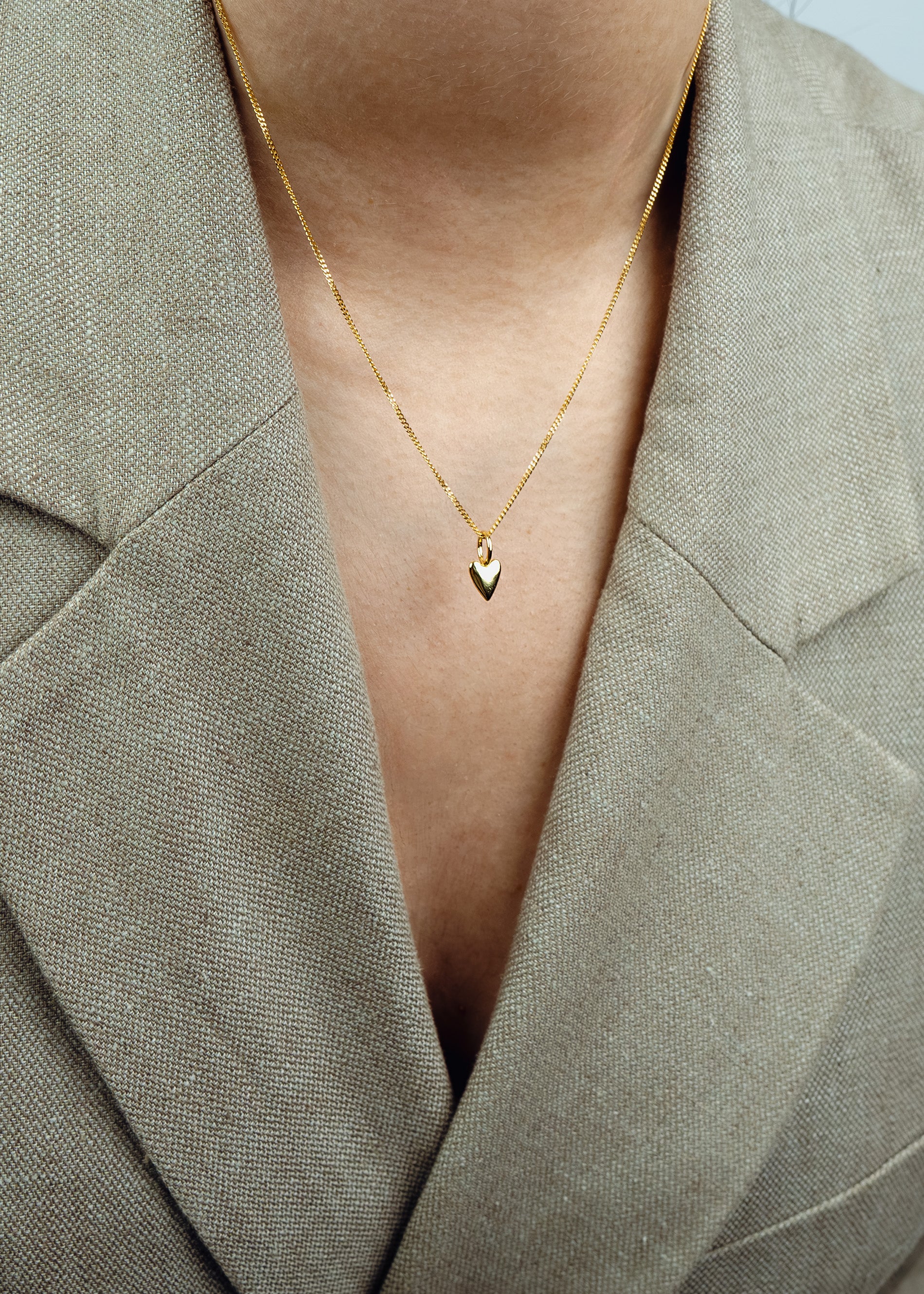 Herz Anhänger an einer Cuban Chain Kette in Sterlingsilber 18 Karat Vergoldung von Mobijou