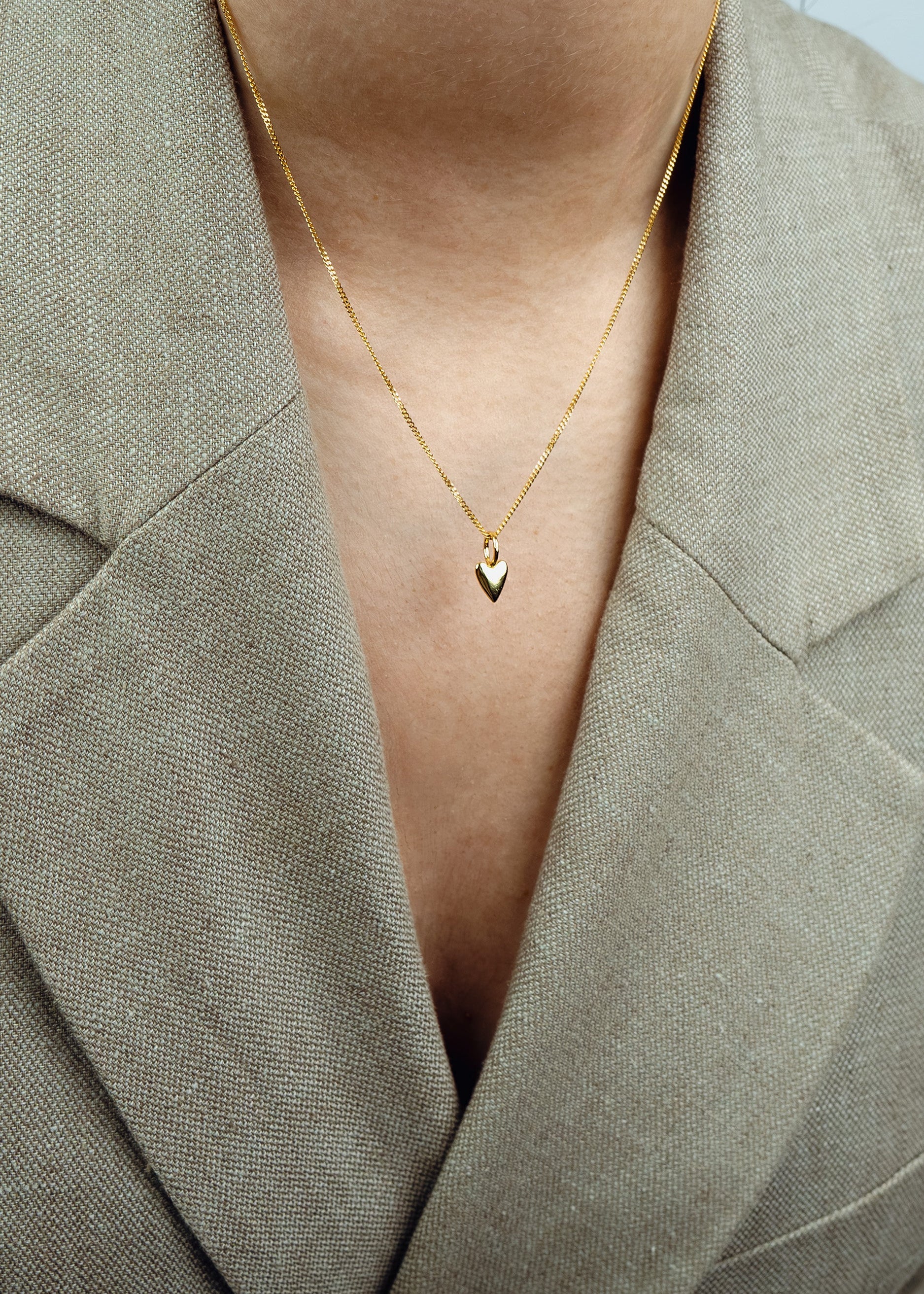 Herz Anhänger an einer Cuban Chain Kette in Sterlingsilber 18 Karat Vergoldung von Mobijou