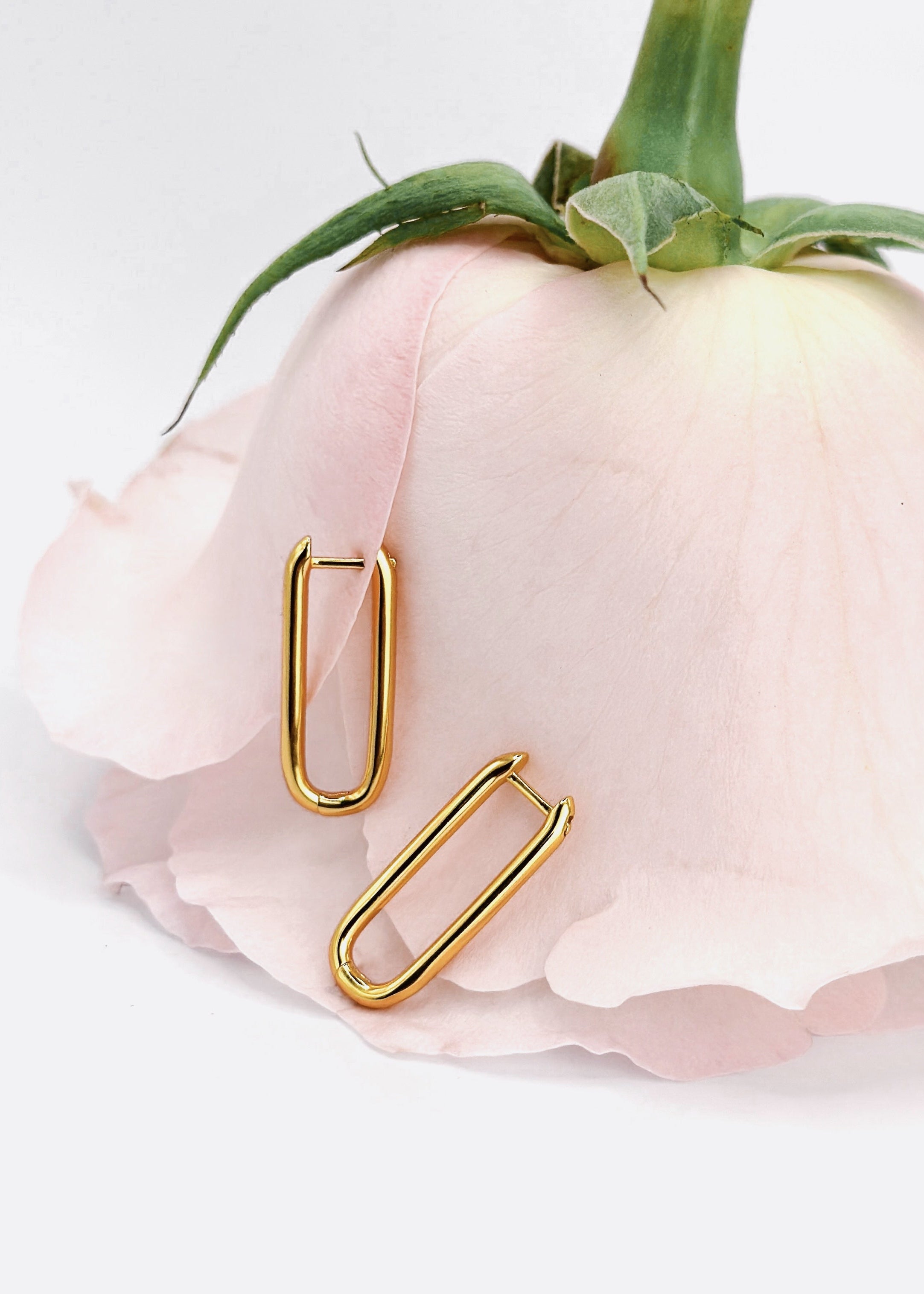 Lagom Ohrringe Creolen aus 18 Karat Vergoldung und 925 Sterlingsilber an einer rosanen Rose platziert