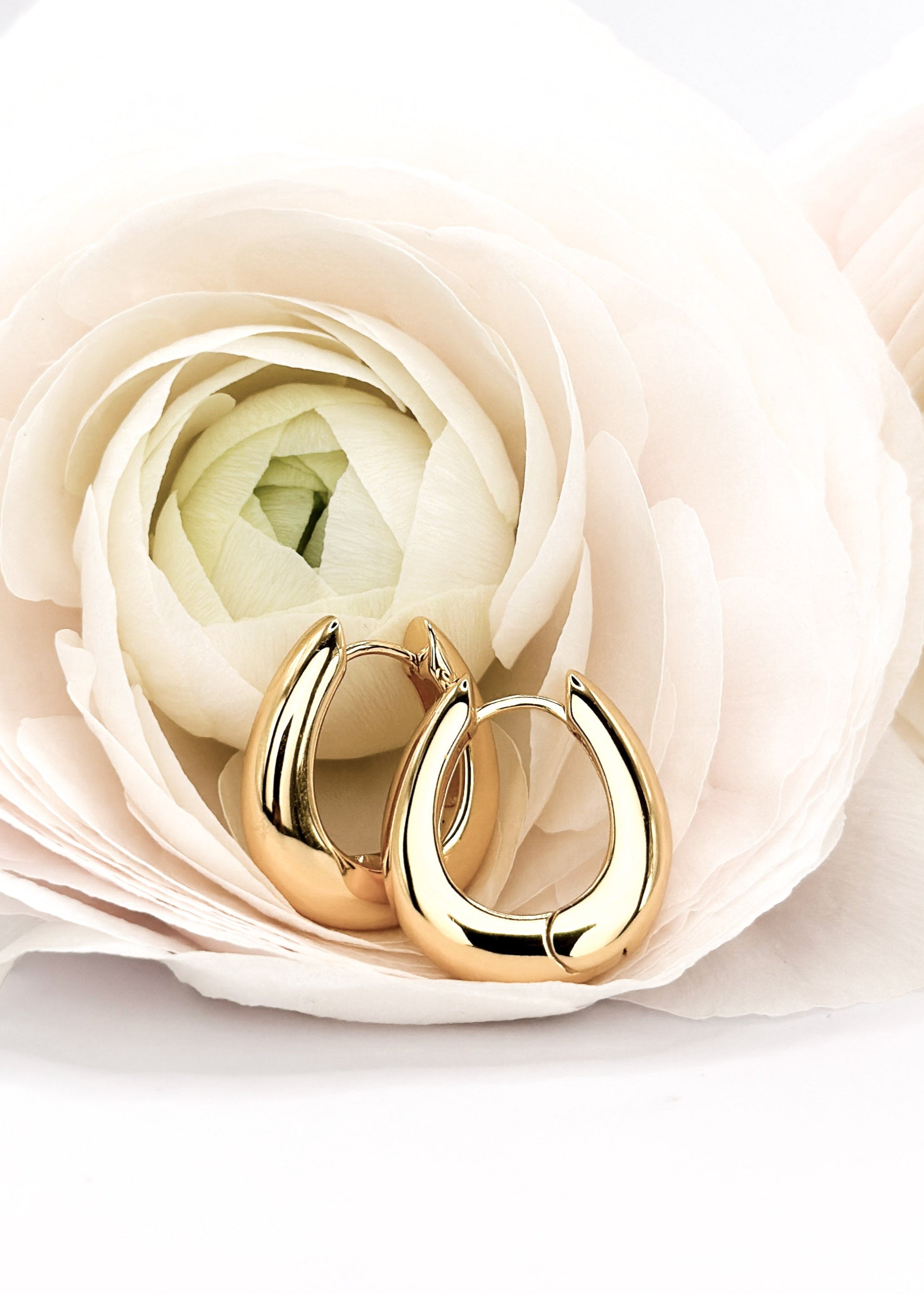 18 Karat vergoldete robuste und hochwertige Ohrringe aus Sterlingsilber platziert in einer Ranunkel