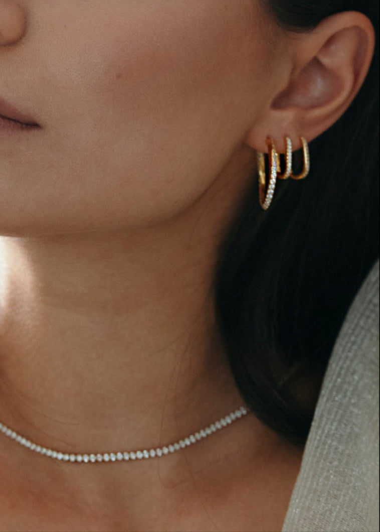 Tragebild von Orbit Creolen und Seven Ohrringen an einer Frau