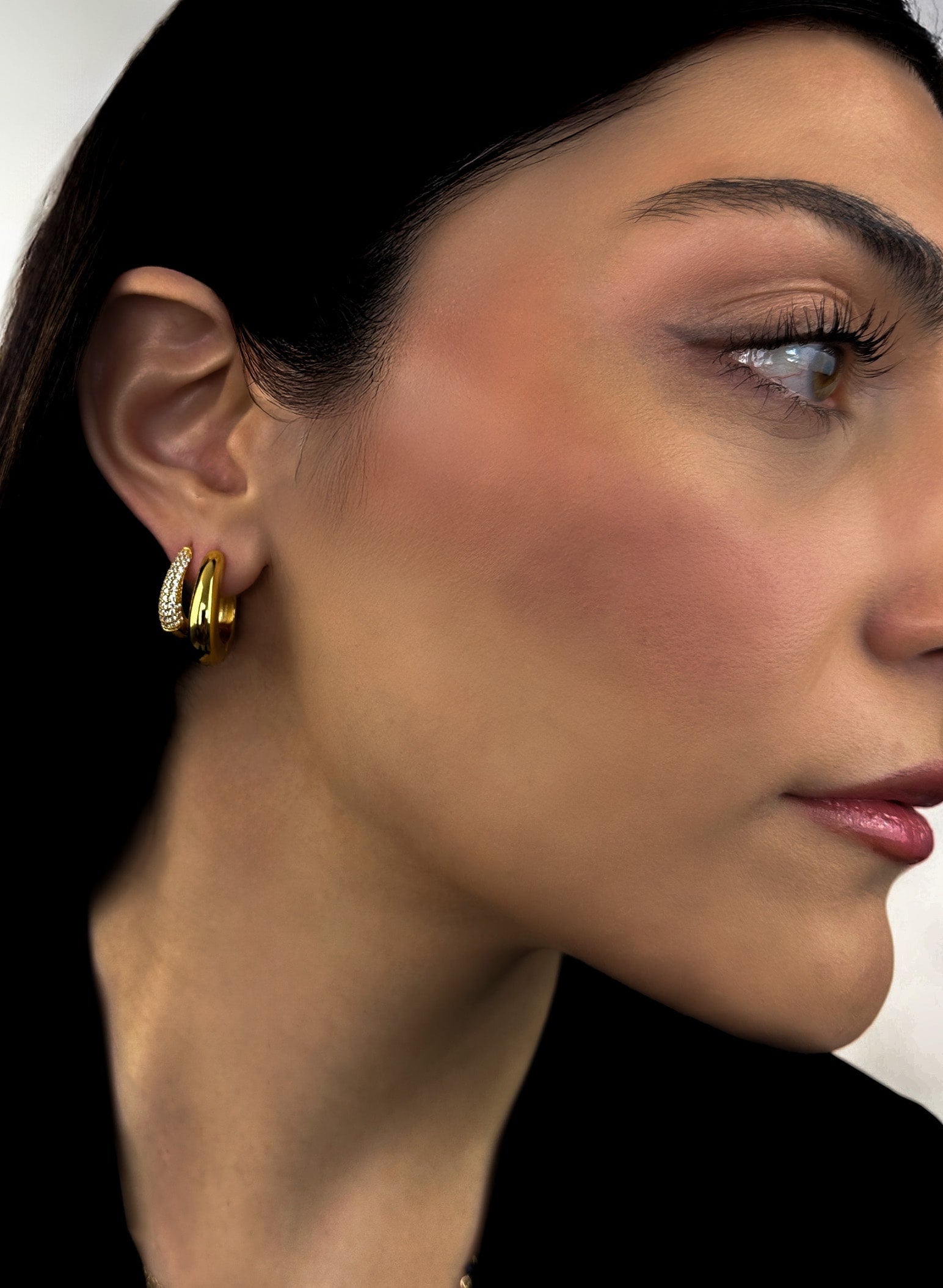 Tragebild Nahaufnahme von goldenen Creolen Pure an einer Dame von Mobijou