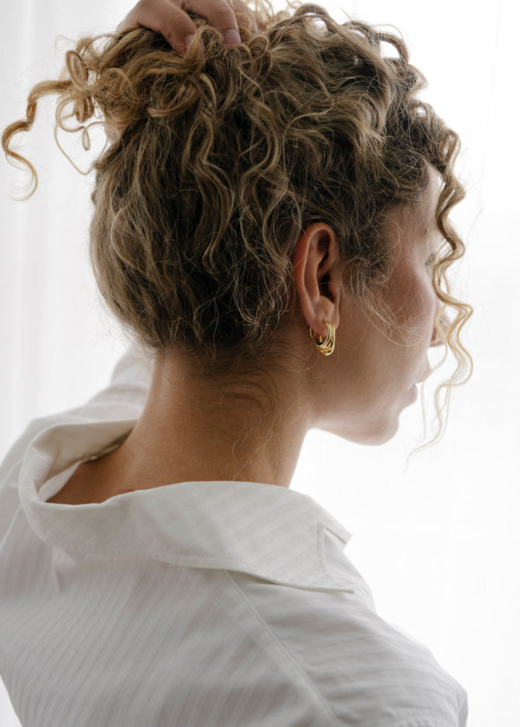 Goldene Creolen Aurelis Mobijou aus 18 Karat Vergoldung 925 Sterlingsilber Asymmetrisch