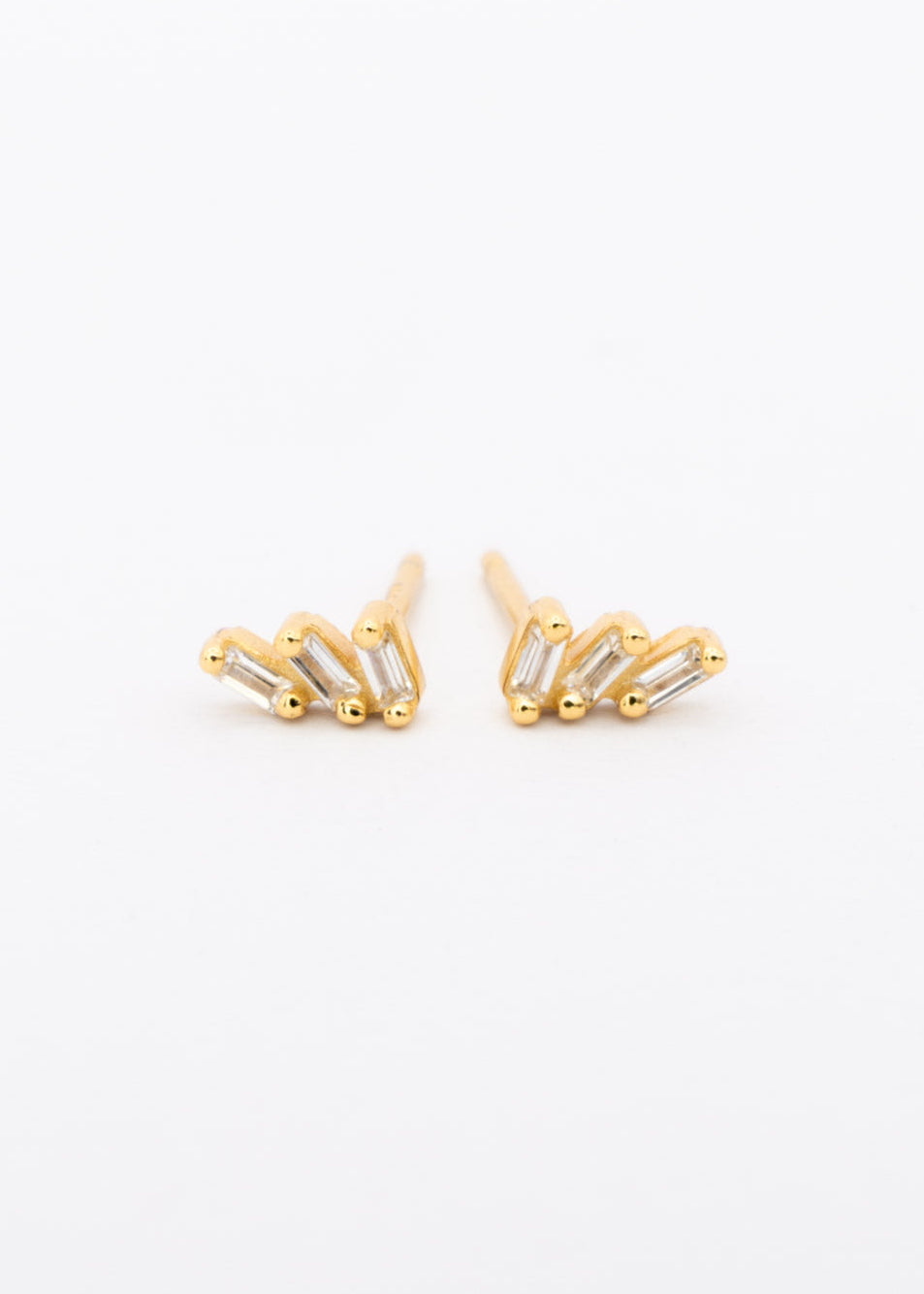 Gala Ohrstecker sind 18 Karat vergoldete Ohrstecker Piercings aus 925 Sterlingsilber bestehend aus drei Zirkonia Steinen der Marke Mobijou