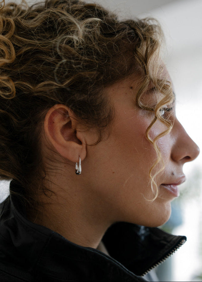 Silberne Creolen in Tropfenform aus 925 rhodiniertem Sterlingsilber von mobijou