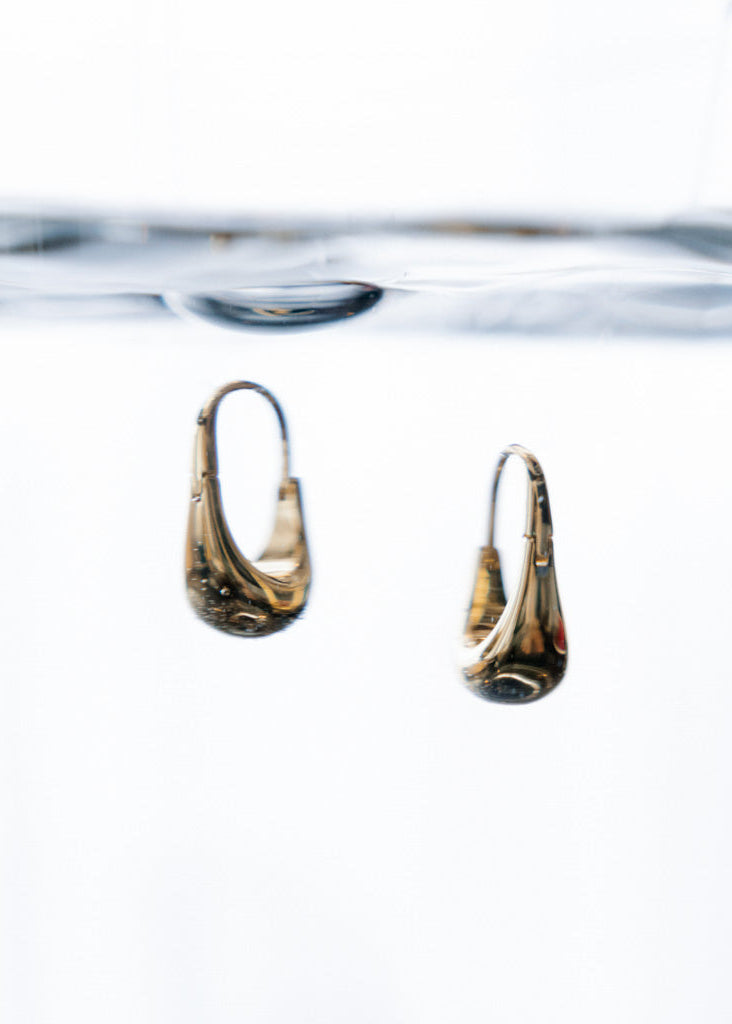 Goldene Creolen in Tropfenform aus 18Karat Vergoldung 925 Sterlingsilber von mobijou