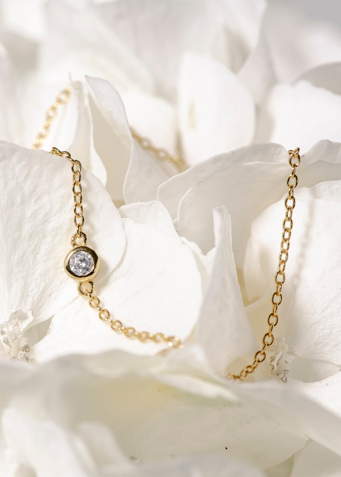 Filigranes Plain Armband mit einem Zirkonia Stein aus 18 K Vergoldung und 925 Sterlingsilber platziert in Hortensien. 