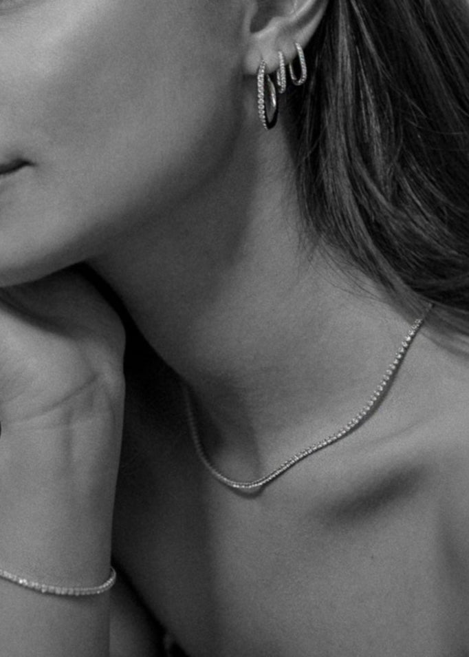 Nahaufnahme des Muse Armband und Muse Kette an einer Frau. 