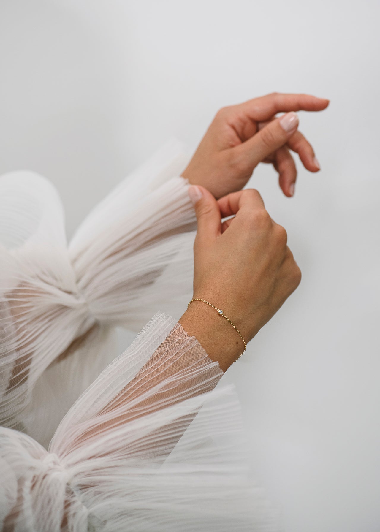 Tragebild von Plain Armband, hochwertiges Armband mit einem Zirkonia Stein aus 18 Karat Vergoldung 925 Sterlingsilber. 