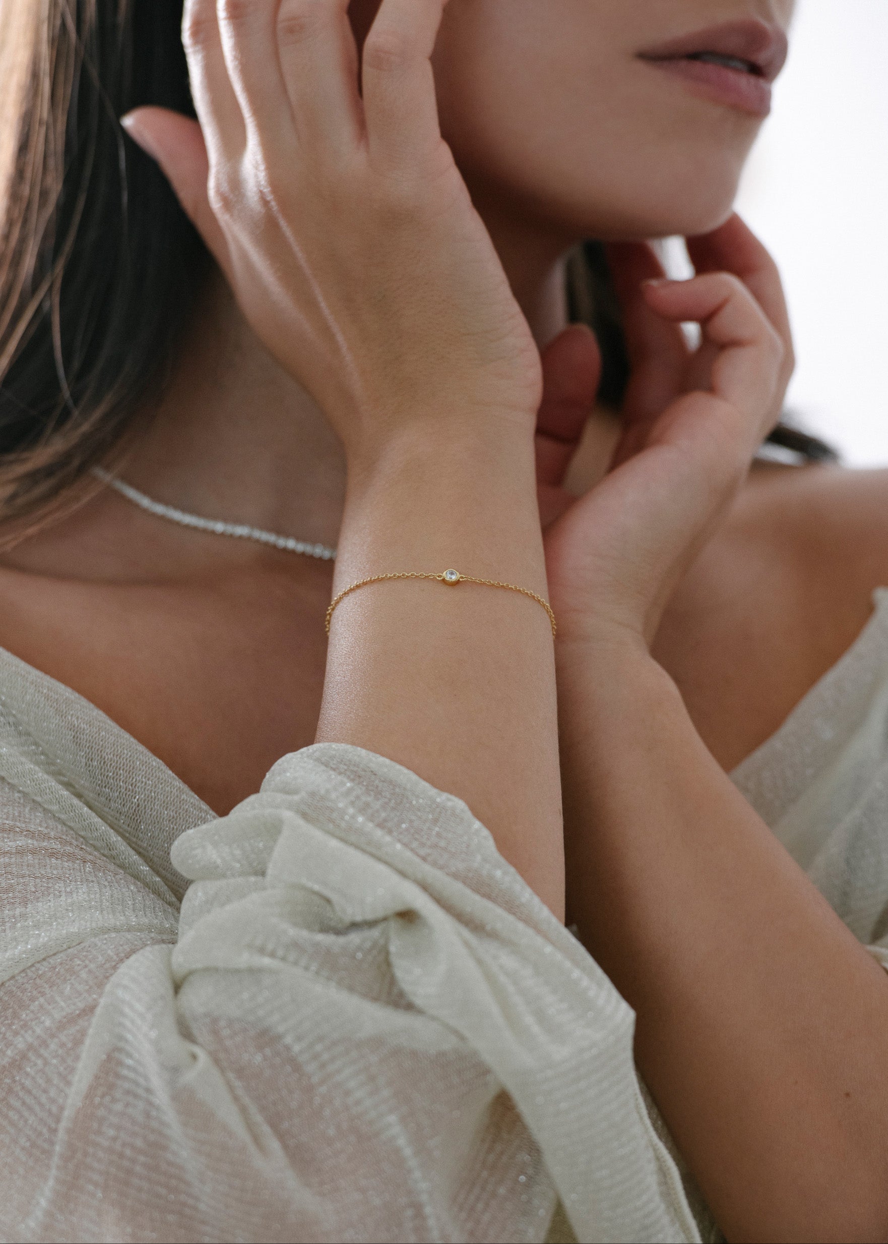 Model mit Plain Armband, hochwertiges Armband mit einem Zirkonia Stein aus 18 Karat Vergoldung 925 Sterlingsilber. 