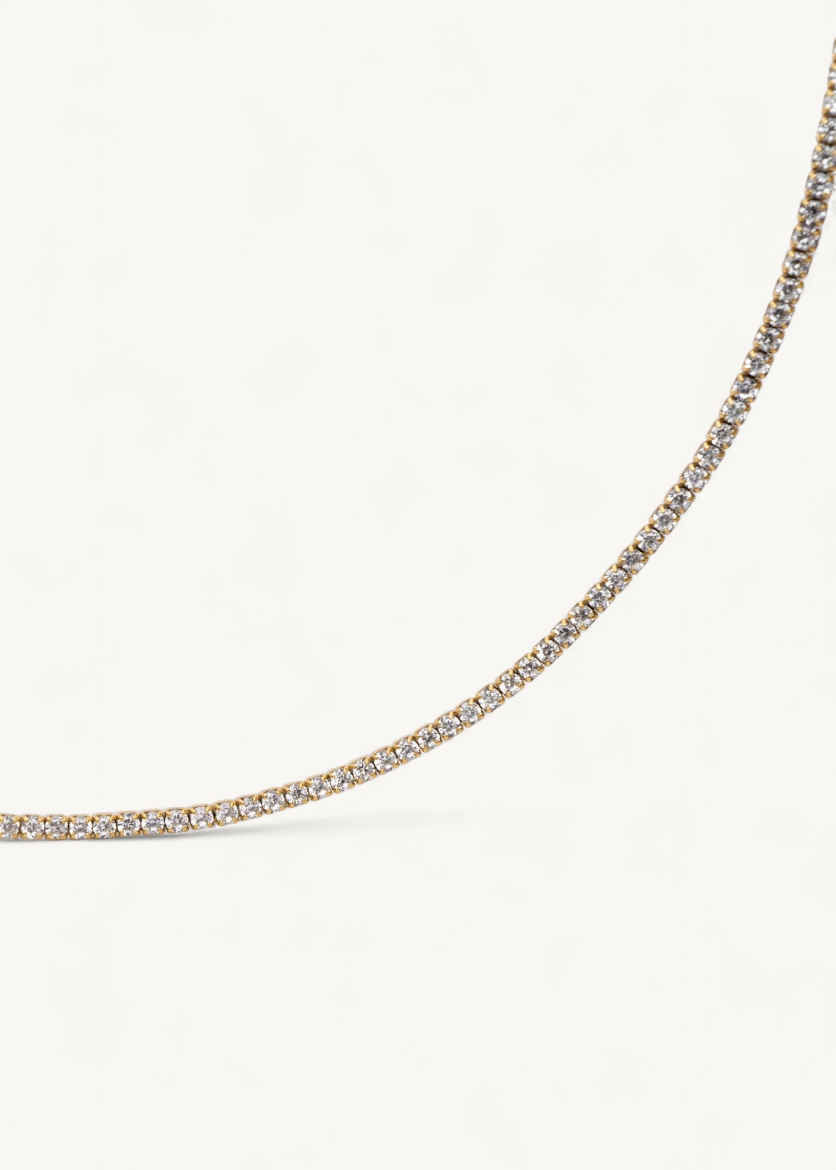 Muse Kette ist eine 18 Karat vergoldete 925 Sterlingsilber Tenniskette besetzt mit Zirkonia Steinen von Mobijou
