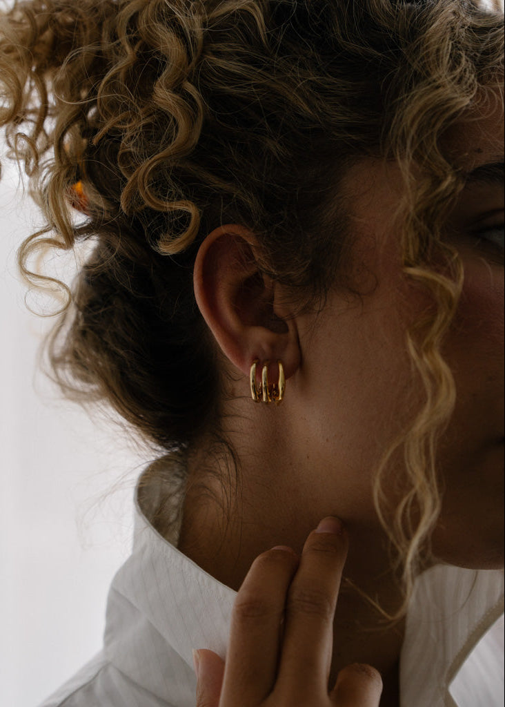 Asymmetrische Creolen Naia 18 Karat vergoldet aus 925 Sterlingsilber von Mobijou