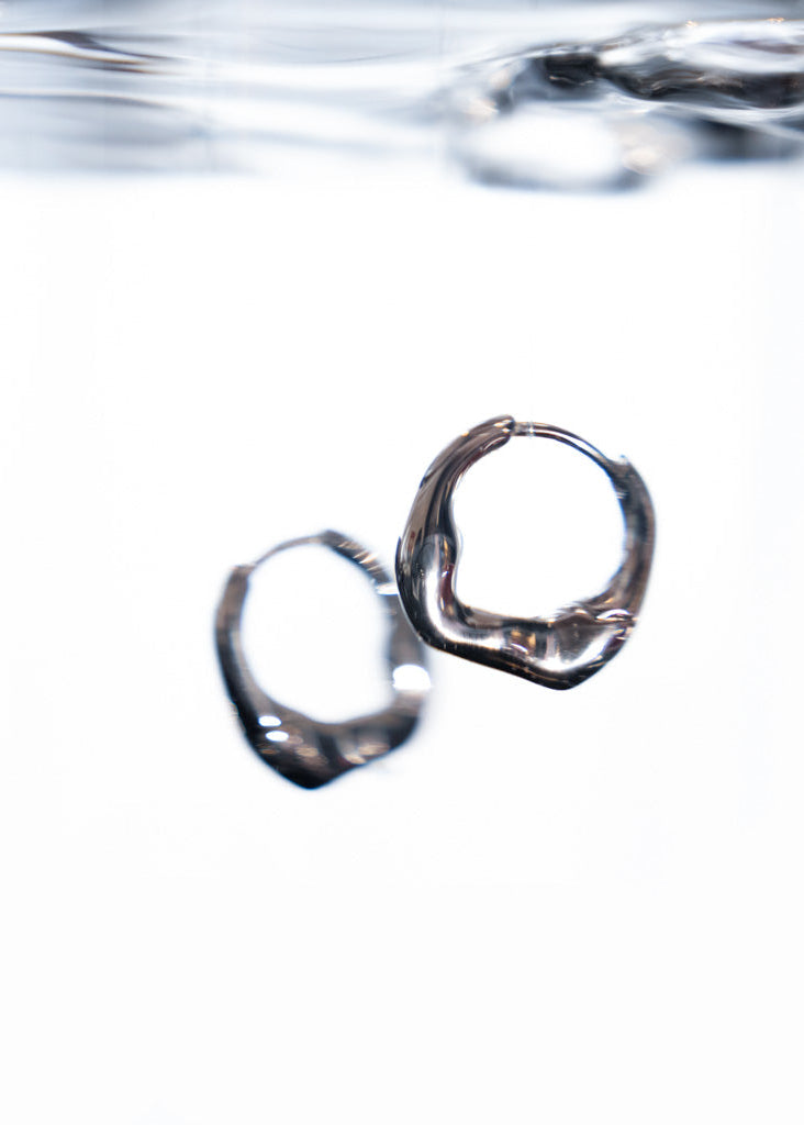 Asymmetrische Creolen Naia aus 925  rhodiniertem Sterlingsilber von Mobijou