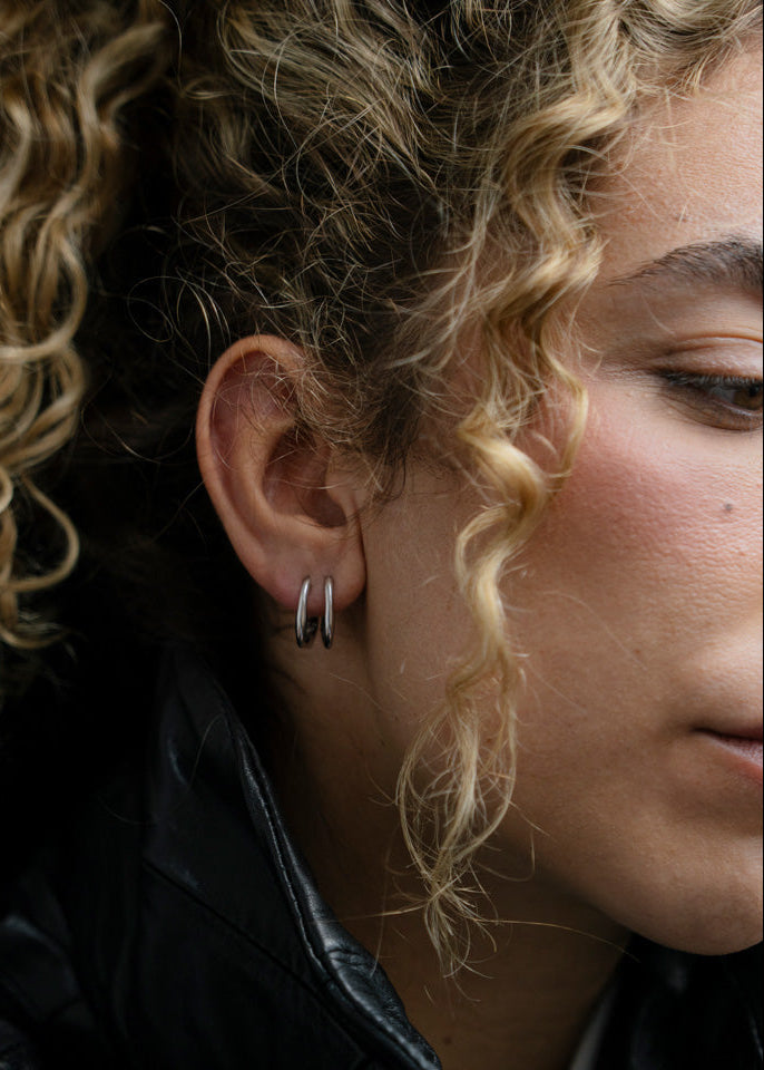 Asymmetrische Creolen Naia  aus 925 Sterlingsilber von Mobijou