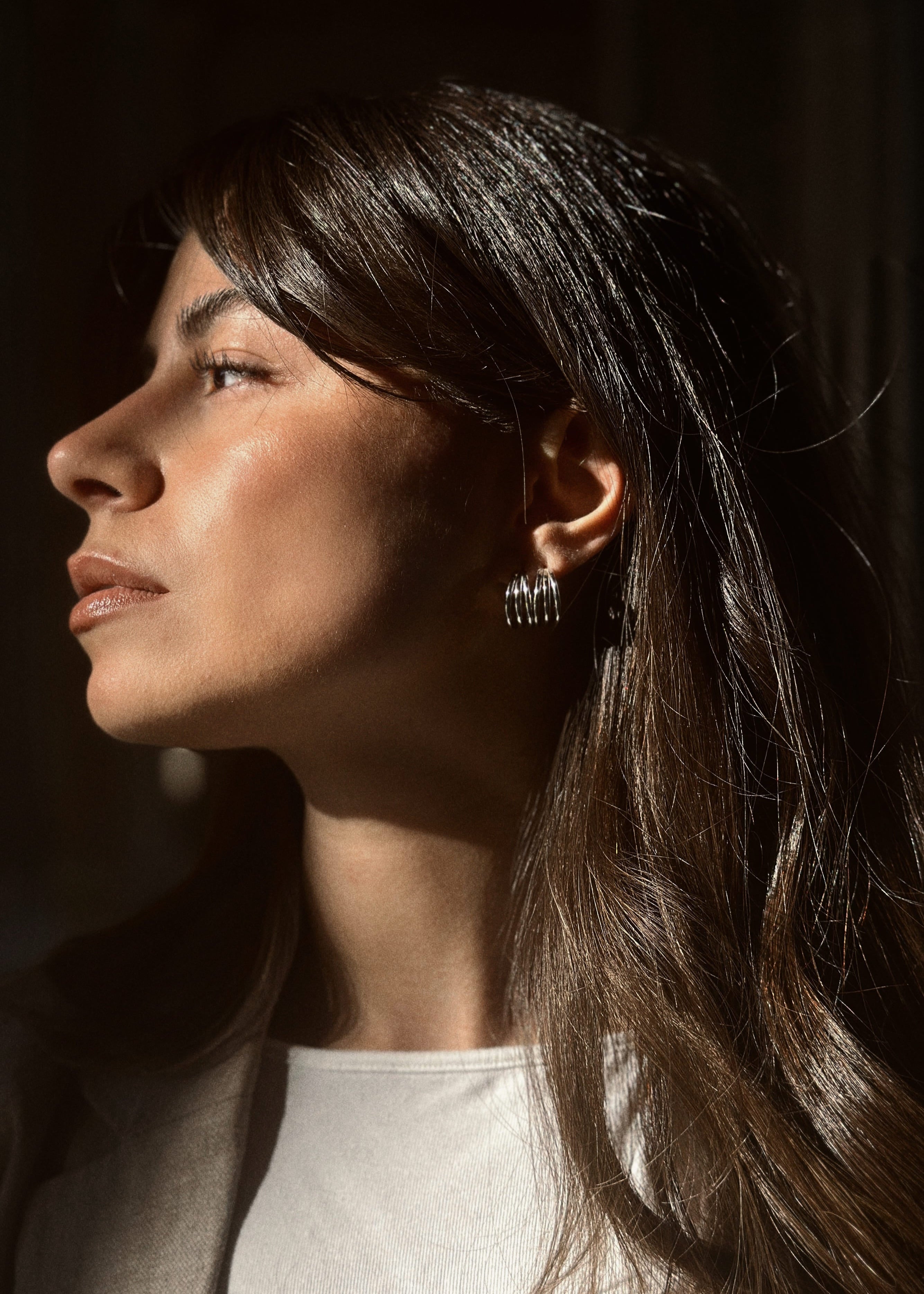 Tragebild einer Dame mit Shakti Creolen aus rhodiniertem Sterlingsilber. Sie trägt zwei Creolen