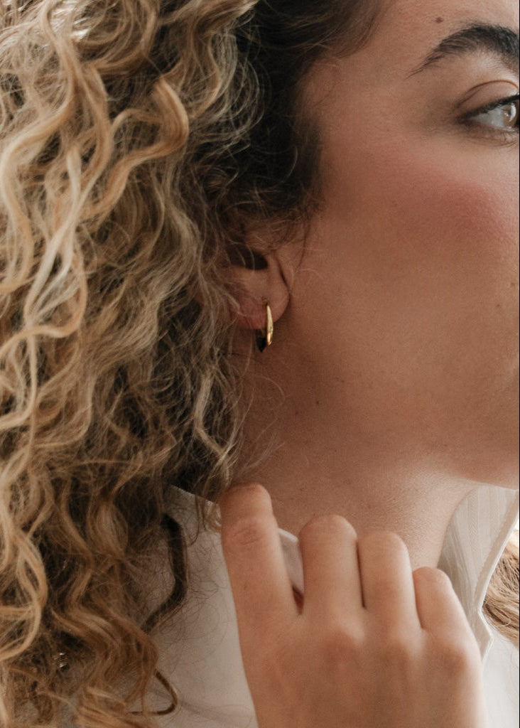 Asymmetrische Creolen Naia 18 Karat vergoldet aus 925 Sterlingsilber von Mobijou