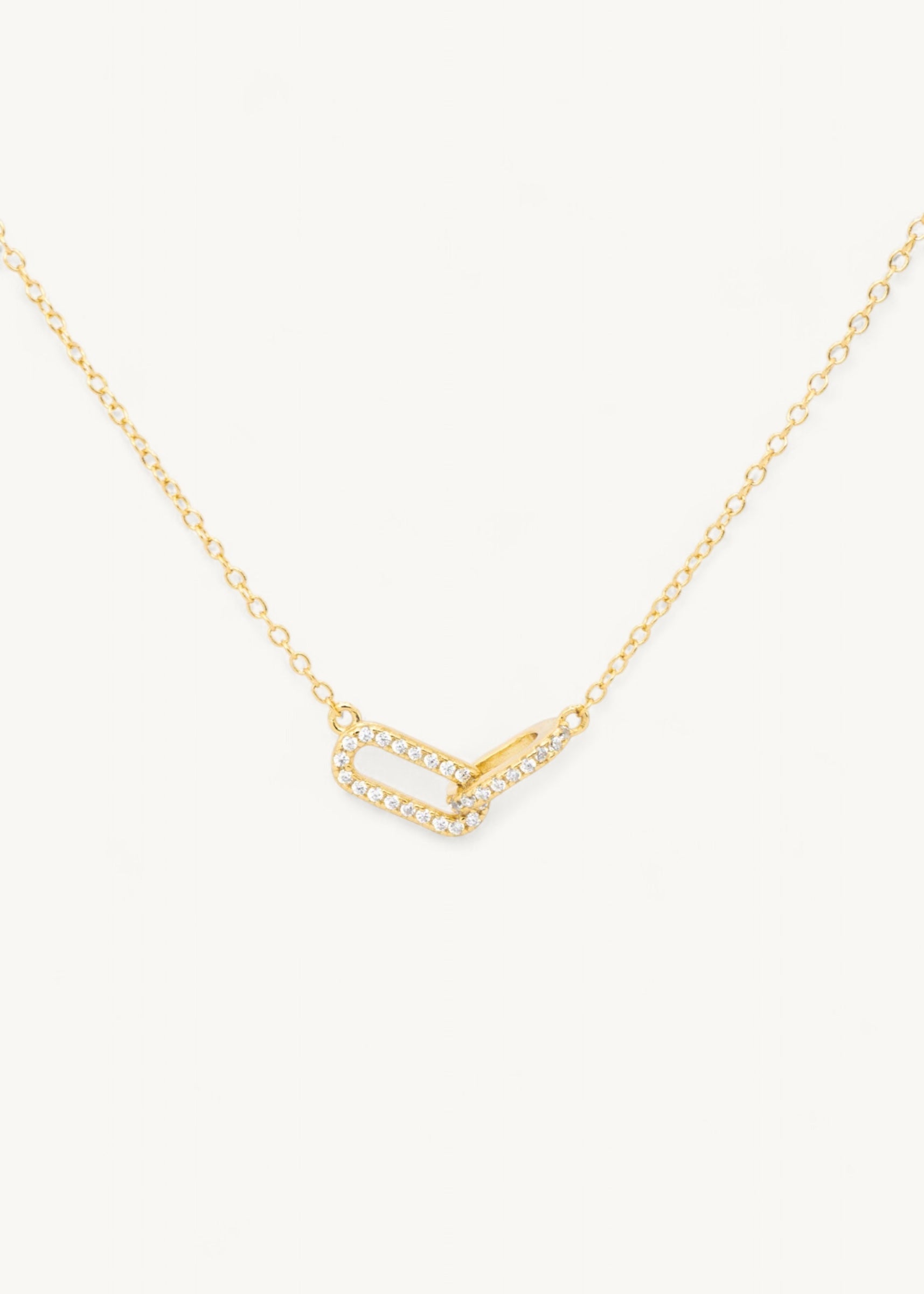 Infinity Kette der Marke Mobijou bestehend aus zwei ineinander verschlungenen Ovalen besetzt aus Zirkonia Steinen ähnelt dem Unendlichzeichen. 18 Karat vergoldet und 925 Sterlingsilber.  