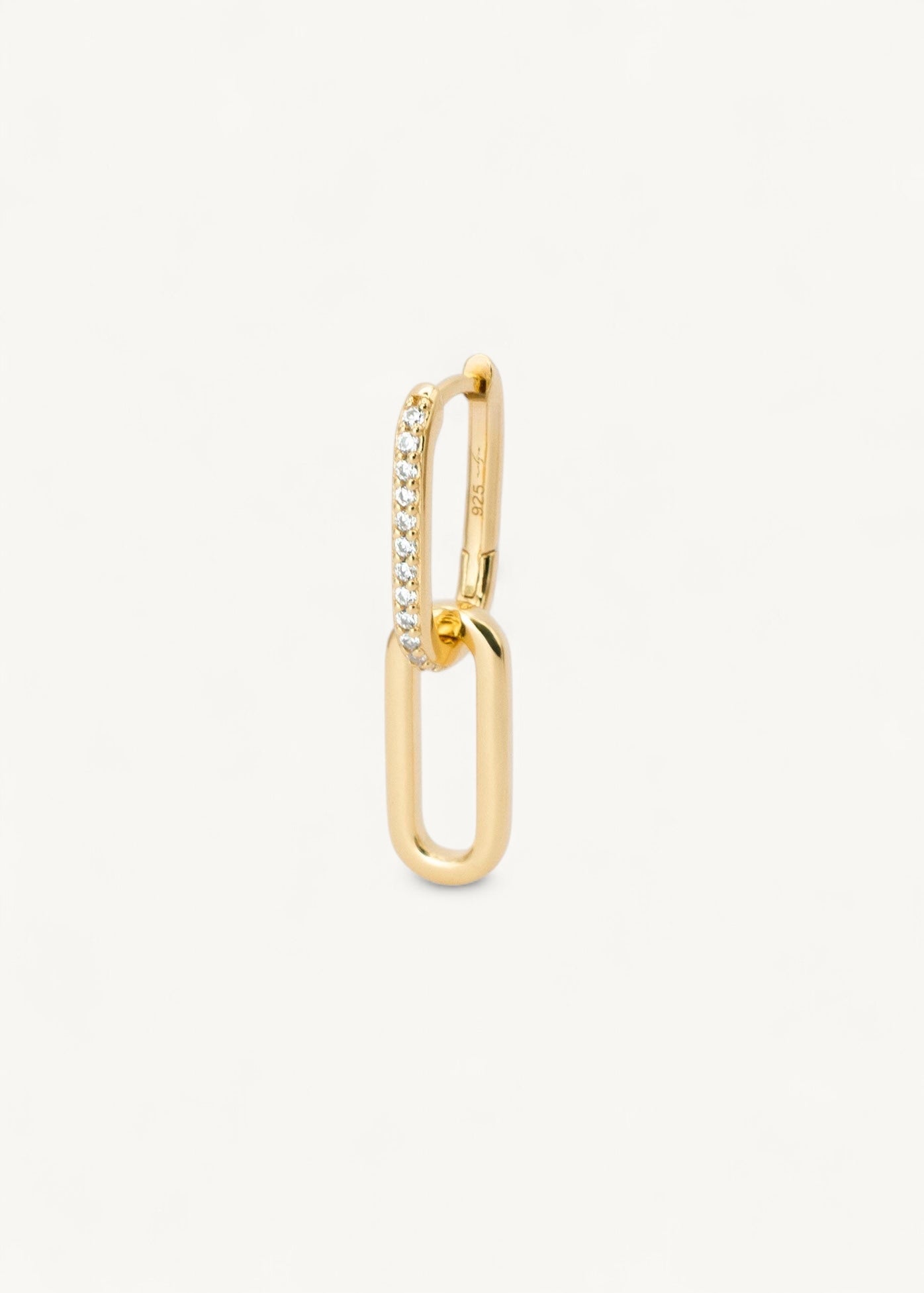 Seven sind dezente ovale Creolen mit Anhänger. Obiger Oval ist besetzt mit Zirkonia Steinen unterer Oval hat keine Zirkonia Steine. Der Ohrring besteht aus 18 Karat Vergoldung und 925 Sterlingsilber von Mobijou